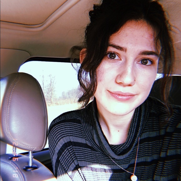 Meet your Posher, Lauren 🌞 - Picture 2 of 6